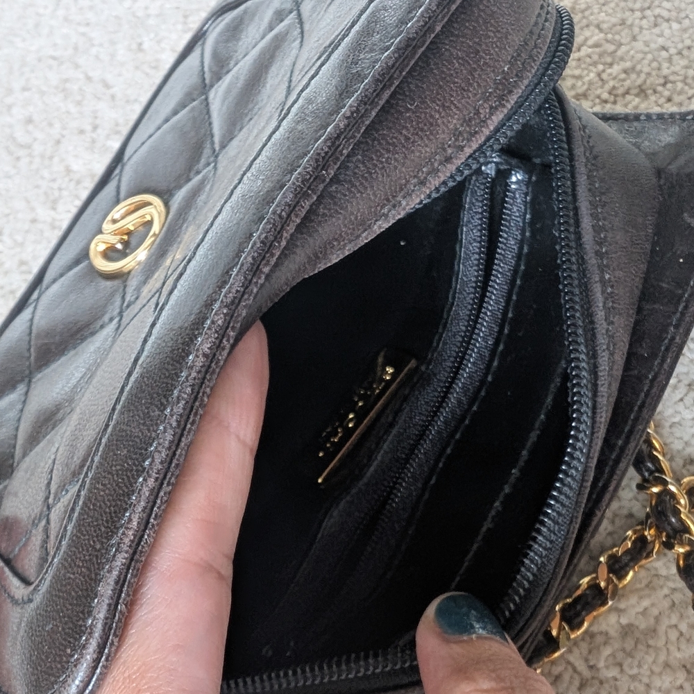 St. John Elegant Black Quilted Chain Bag - Picture 3 of 8